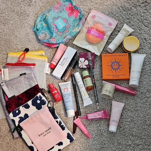 Kate Spade Floral Pouch with Beauty Essentials - Picture 1 of 8